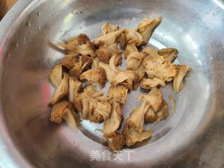 猴头菇炖羊肉的做法步调：3