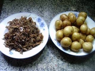 笋干菜烧小土豆的做法步调：1