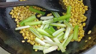 小葱炒黄豆的做法步调：6