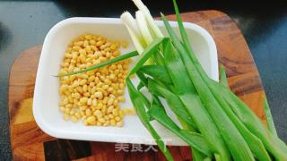 小葱炒黄豆的做法步调：1