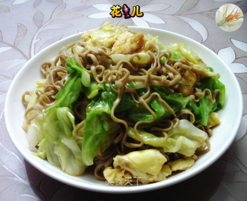 鸡蛋包心菜炒荞麦里的做法
