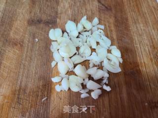 蒜炒蒸槐花的做法步调：1