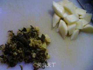 咸菜土豆艿番茄汤的做法步调：3