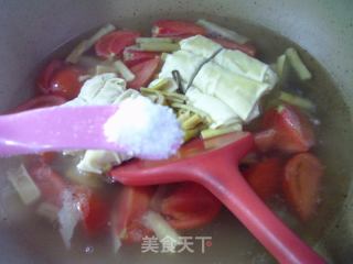 羊尾笋肉里结番茄汤的做法步调：7