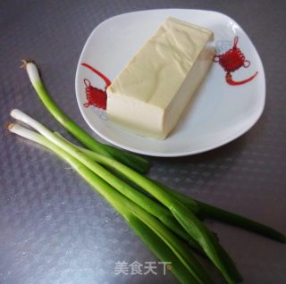 小葱烧豆腐的做法步调：1