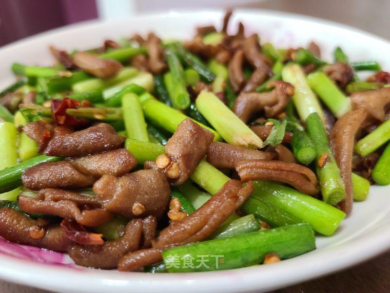 卤鸭肠炒蒜苔的做法