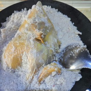 客家盐焗鸡的做法步调：16