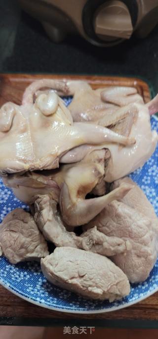 鸽子肥肉煲乌灵芝苹果汤的做法步调：1