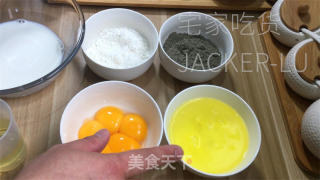 芝麻抹茶奶油卷，内乱馅苦涩滑逆，清爽抹茶奶油，心感绵稀醇薄。的做法步调：1