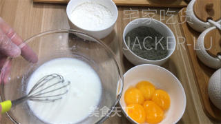 芝麻抹茶奶油卷，内乱馅苦涩滑逆，清爽抹茶奶油，心感绵稀醇薄。的做法步调：2