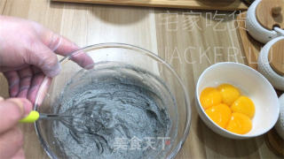 芝麻抹茶奶油卷，内乱馅苦涩滑逆，清爽抹茶奶油，心感绵稀醇薄。的做法步调：3