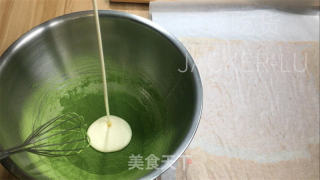 芝麻抹茶奶油卷，内乱馅苦涩滑逆，清爽抹茶奶油，心感绵稀醇薄。的做法步调：18
