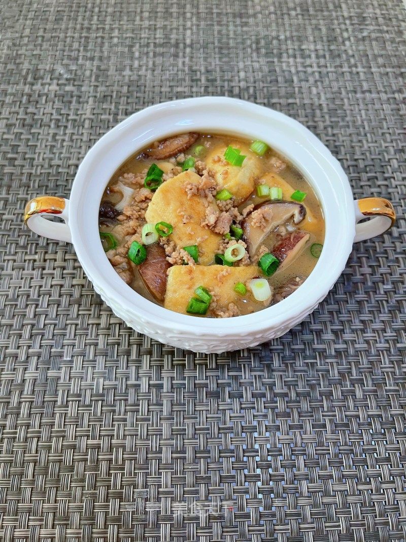 喷鼻菇肉沫豆腐煲的做法