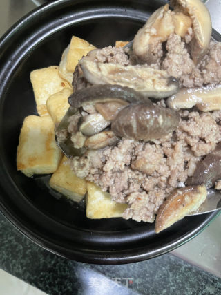 喷鼻菇肉沫豆腐煲的做法步调：13