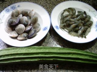 河虾蛤蜊棱角丝瓜汤的做法步调：1