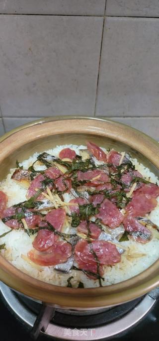 咸鱼香肠煲仔饭的做法步调：12