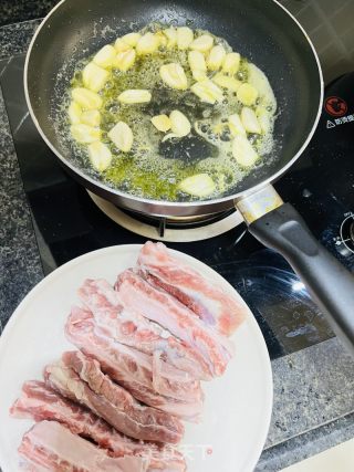 加脂期菜谱 | 黄油蒜瓣喷鼻煎牛肋条的做法步调：3