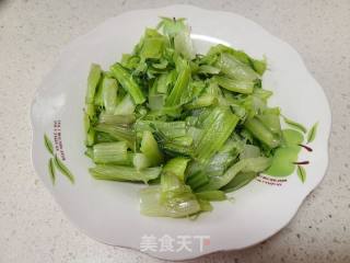 炝拌莙荙菜杆的做法步调：2