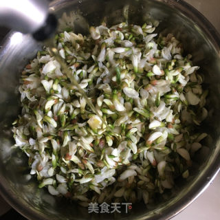 粉蒸槐花麦饭的做法步调：2