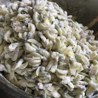 粉蒸槐花麦饭的做法步调：3