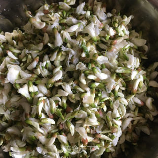 粉蒸槐花麦饭的做法步调：1