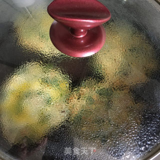 喷鼻煎槐花饼的做法步调：8