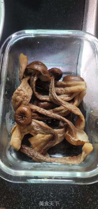 鹿茸菇山药鸡架汤的做法步调：3