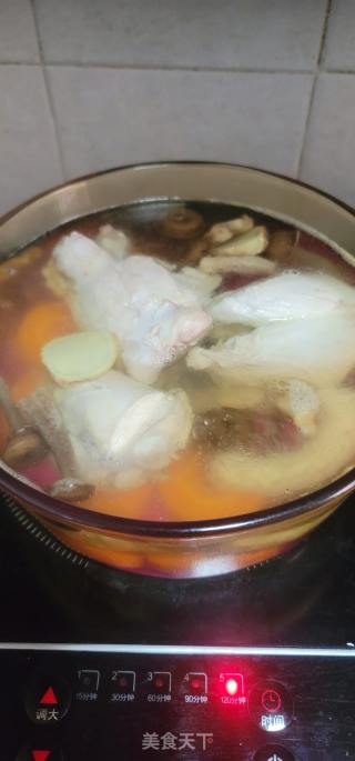 鹿茸菇山药鸡架汤的做法步调：9