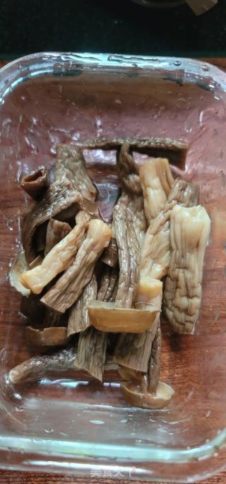 鹿茸菇山药鸡架汤的做法步调：6