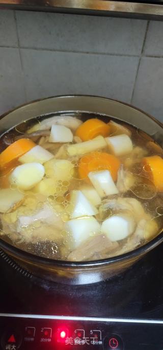 鹿茸菇山药鸡架汤的做法步调：10
