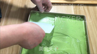 抹茶蜂蜜卷，甘美蜂蜜战抹茶幽香相得益彰，柔嫩绵稀耐人寻味。的做法步调：14