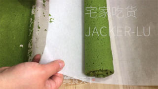 抹茶蜂蜜卷，甘美蜂蜜战抹茶幽香相得益彰，柔嫩绵稀耐人寻味。的做法步调：21