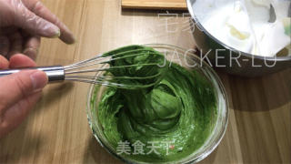 抹茶蜂蜜卷，甘美蜂蜜战抹茶幽香相得益彰，柔嫩绵稀耐人寻味。的做法步调：10