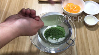 抹茶蜂蜜卷，甘美蜂蜜战抹茶幽香相得益彰，柔嫩绵稀耐人寻味。的做法步调：3