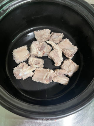 酸菜土豆排骨煲的做法步调：5