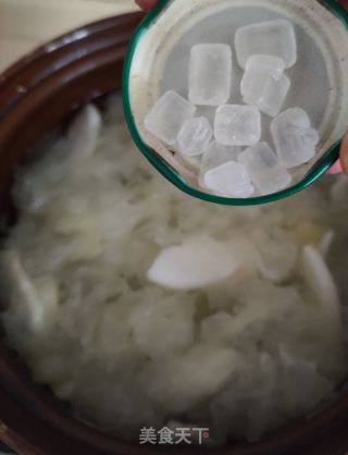 雪梨银耳汤的做法步调：6