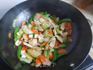 胡萝卜菜心炒豆干的做法步调：6