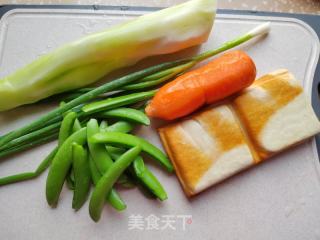 胡萝卜菜心炒豆干的做法步调：1
