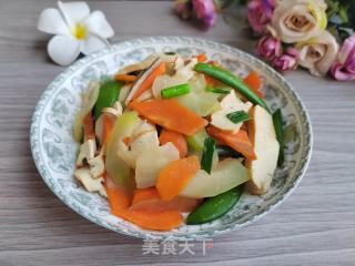 胡萝卜菜心炒豆干的做法步调：7