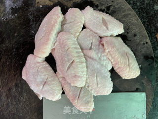 喷鼻坚芝麻炸鸡翅的做法步调：1