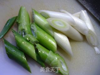 年夜葱烧陈素鸡的做法步调：3