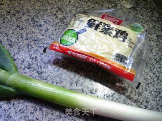 年夜葱烧陈素鸡的做法步调：1
