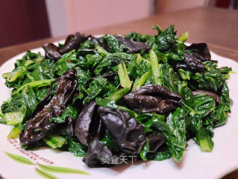 莙荙菜叶炒乌木耳的做法