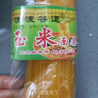 肉丝小鸡枞菌喷鼻覃拌玉米里条的做法步调：1