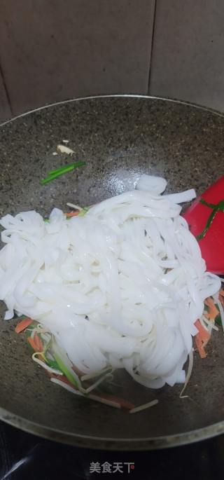 三丝炒河粉的做法步调：6