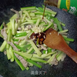 肉条炒茭瓜条的做法步调：11