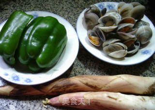 圆蛤柿子椒炒雷笋的做法步调：1