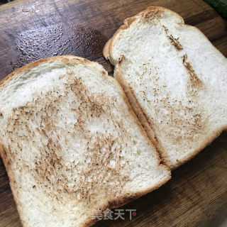 鸡蛋黄瓜三明治的做法步调：3