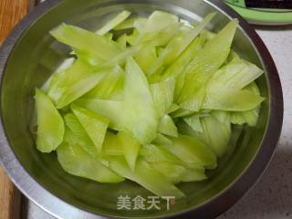 莴笋炒莲藕的做法步调：1