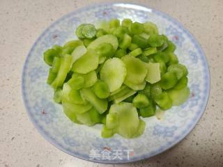 莴笋炒蚕豆的做法步调：1